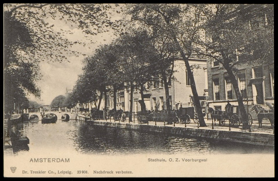 Oudezijds Voorburgwal 191-199 (vlnr) met koetsen die staan te wachten voor het Stadhuis op Oudezijds Voorburgwal 197, Afb PBKD00337000011