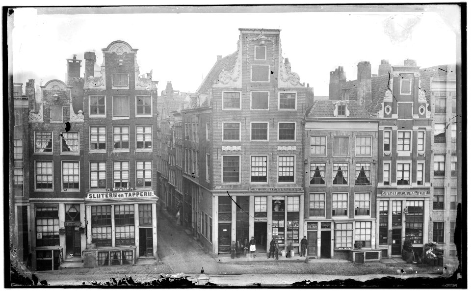 Oudezijds Voorburgwal 242 (ged)-236 met in het midden de Halsteeg vóór de verbreding tot Damstraat in 1868 B00000031523.)-236 met in het midden de Halsteeg vóór de verbreding tot Damstraat in 1868