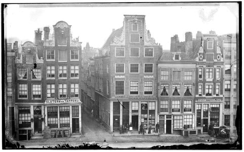 Oudezijds Voorburgwal 242 (ged)-236 met in het midden de Halsteeg vóór de verbreding tot Damstraat in 1868 B00000031523.)-236 met in het midden de Halsteeg vóór de verbreding tot Damstraat in 1868