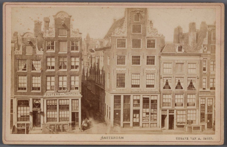 Oudezijds Voorburgwal 236-242 (gedeeltelijk) met in het midden de Halsteeg, vóór de verbreding tot Damstraat in 1868 010005001337
