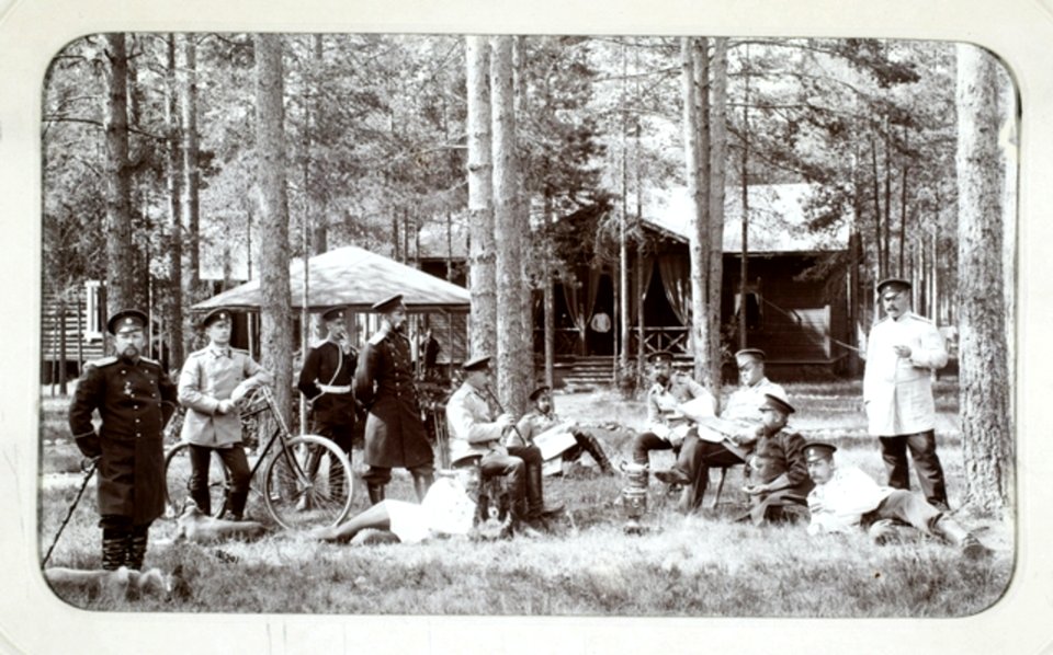 Oulun tarkkampujapataljoonan upseereja lepotauolla leirillä (J David, 1894-96)