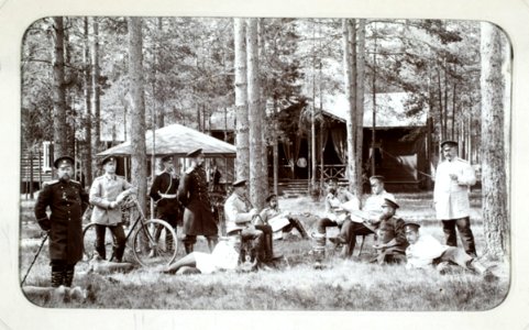 Oulun tarkkampujapataljoonan upseereja lepotauolla leirillä (J David, 1894-96) photo