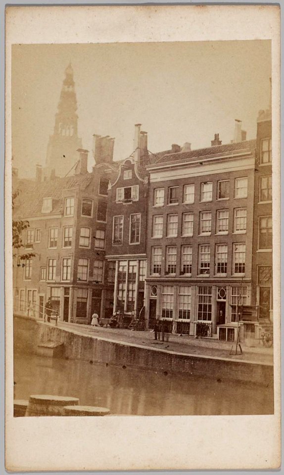 Oudezijds Voorburgwal 46-60 (vrnl) gezien naar het zuiden Links boven de huizen de toren van de Oude Kerk Afmetingen carte-d 10003 25631. Links boven de huizen de toren van de Oude Kerk