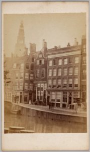 Oudezijds Voorburgwal 46-60 (vrnl) gezien naar het zuiden Links boven de huizen de toren van de Oude Kerk Afmetingen carte-d 10003 25631. Links boven de huizen de toren van de Oude Kerk