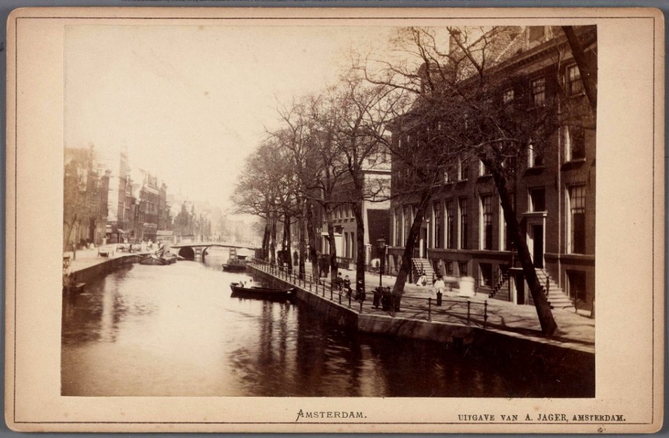 Oudezijds Voorburgwal gezien in noordelijke richting Rechts het (voormalige) Stadhuis, Oudezijds Voorburgwal 191-197 010005000197. Rechts het (voormalige) Stadhuis, Oudezijds Voorburgwal 191-197