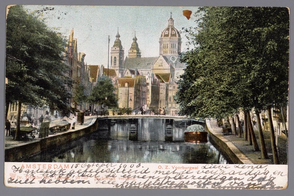 Oudezijds Voorburgwal met op de achtergrond de Sint Nicolaaskerk. Uitgave Dr. Trenkler, Leipzig, Afb 010137000650