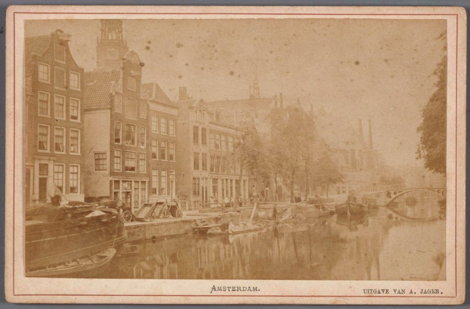 Oudezijds Voorburgwal gezien naar het Oudekerksplein Links Oudezijds Voorburgwal 96, de ingang van de Sint Annenstraat, de n 010005001367