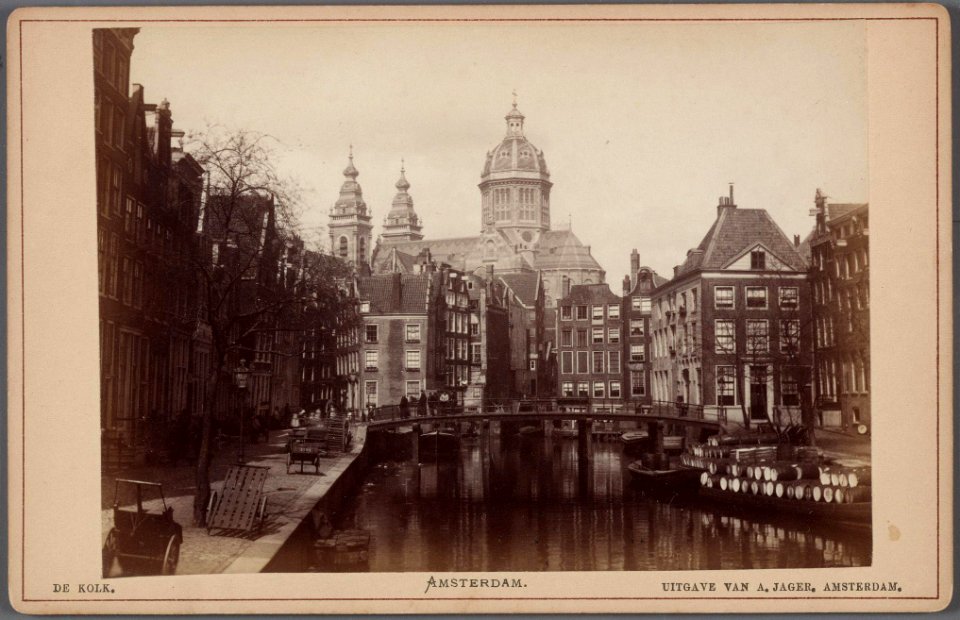 Oudezijds Voorburgwal, gezien in noordelijke richting naar de Armbrug (brug 208), de Oudezijds Kolk en de Sint Nicolaaskerk 010005000209