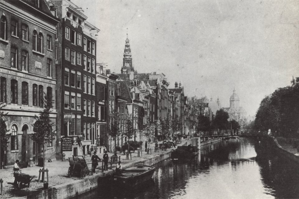 Oudezijds Voorburgwal vanaf de brug Damstraat naar brug Sint Jansstraat