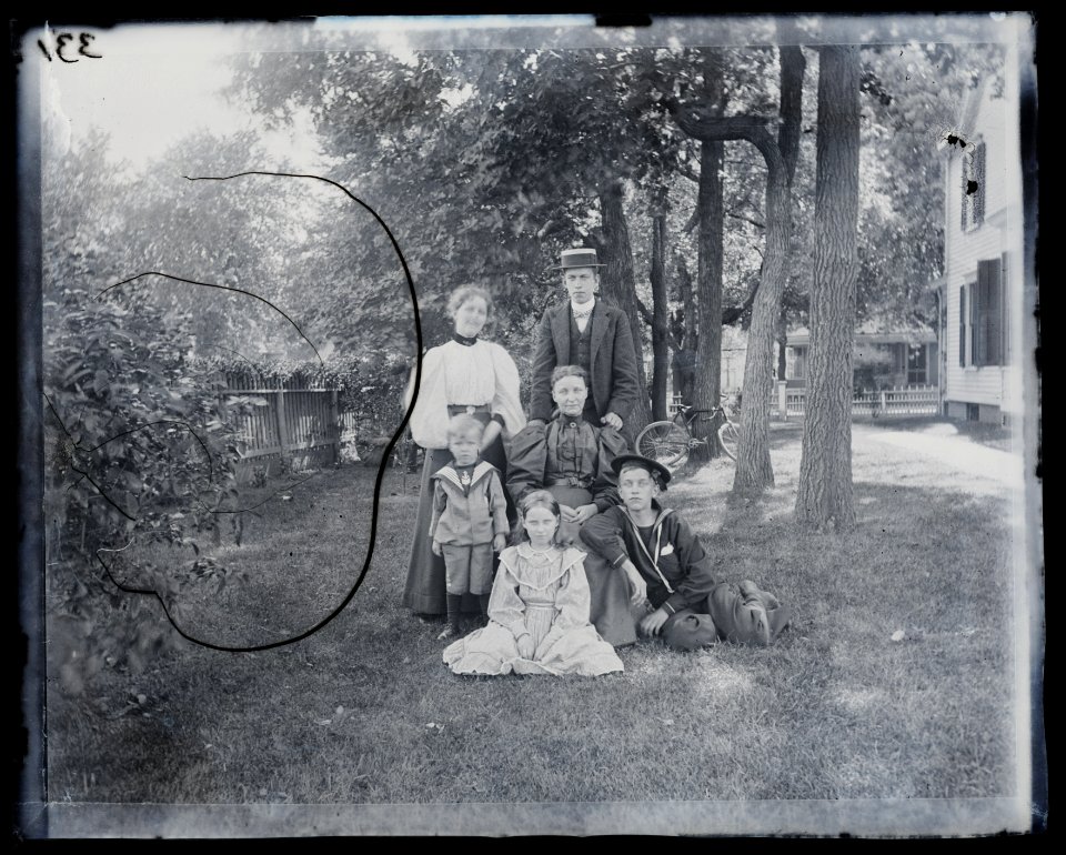 Our family taken in summer of 1898 LCCN2015647199
