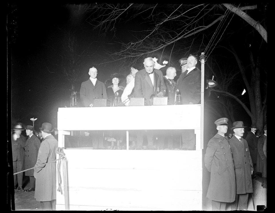 Outdoor stand with Calvin Coolidge, Grace Coolidge, Florence Harding and Warren Harding LCCN2016890888