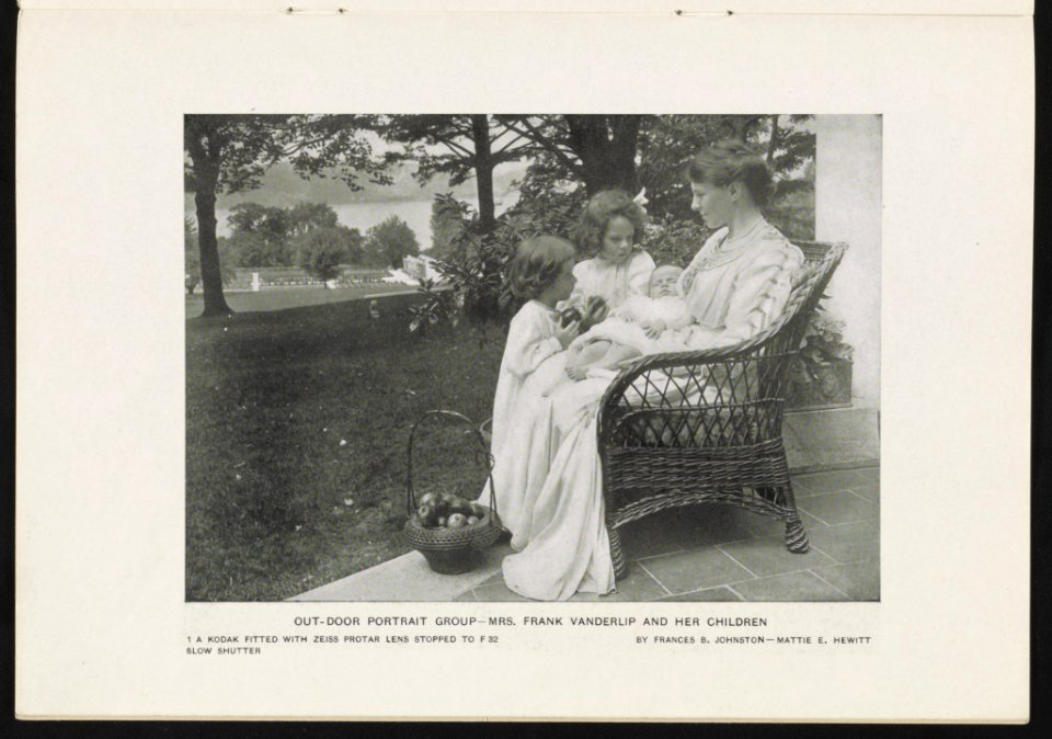 Out-door portrait group-Mrs. Frank Vanderlip and her children - by Frances B. Johnston ; Mattie E. Hewitt. LCCN2011648384