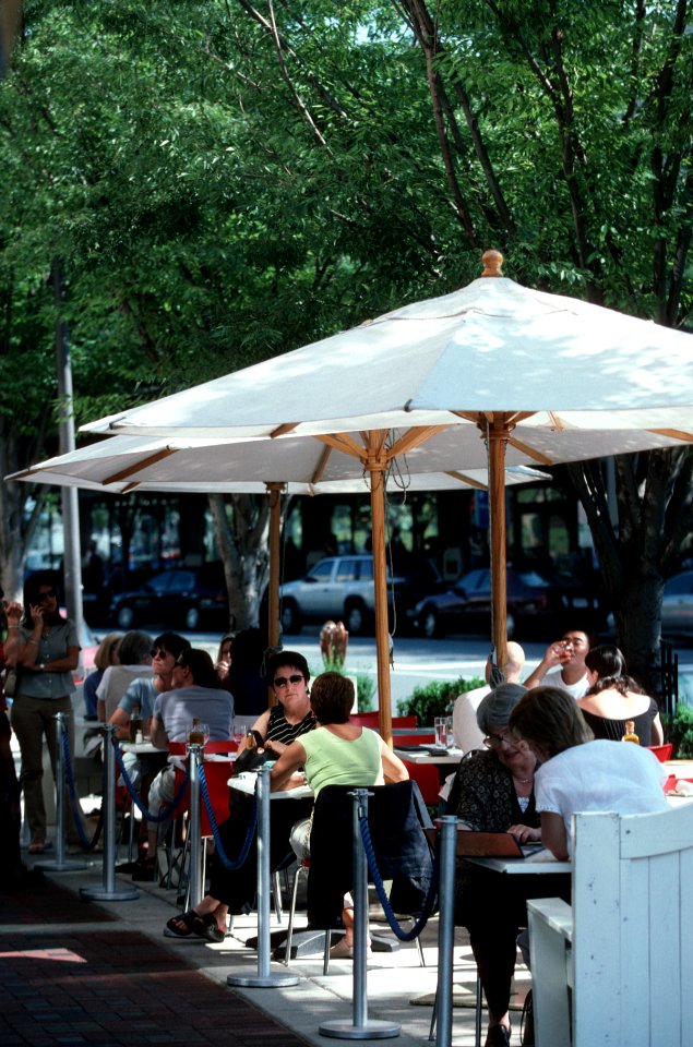 Outdoor dining (2)