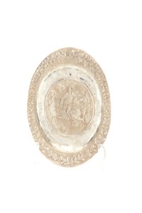 Ovalt fat av silver med framställning av ryttare och hornblåsare i drivet arbete - Skoklosters slott - 91931