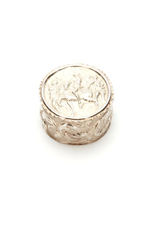 Oval ask av silver med driven dekor på lock och sidor - Skoklosters slott - 91932