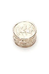 Oval ask av silver med driven dekor på lock och sidor - Skoklosters slott - 91932