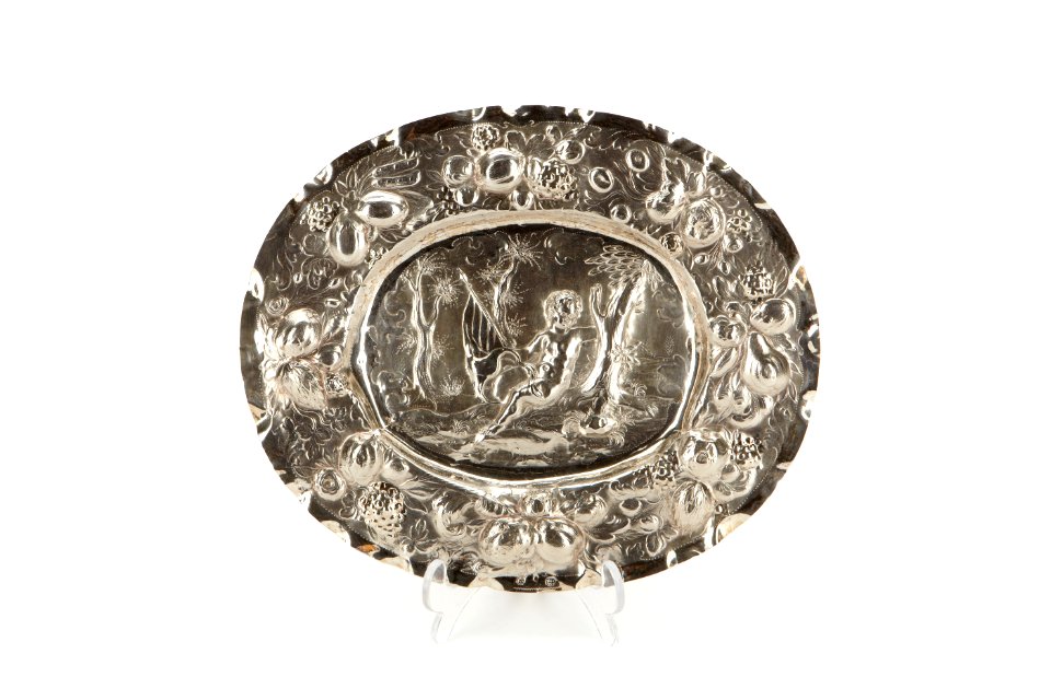Ovalt fat av silver, brämet dekorerat med blommor och frukter - Skoklosters slott - 91938