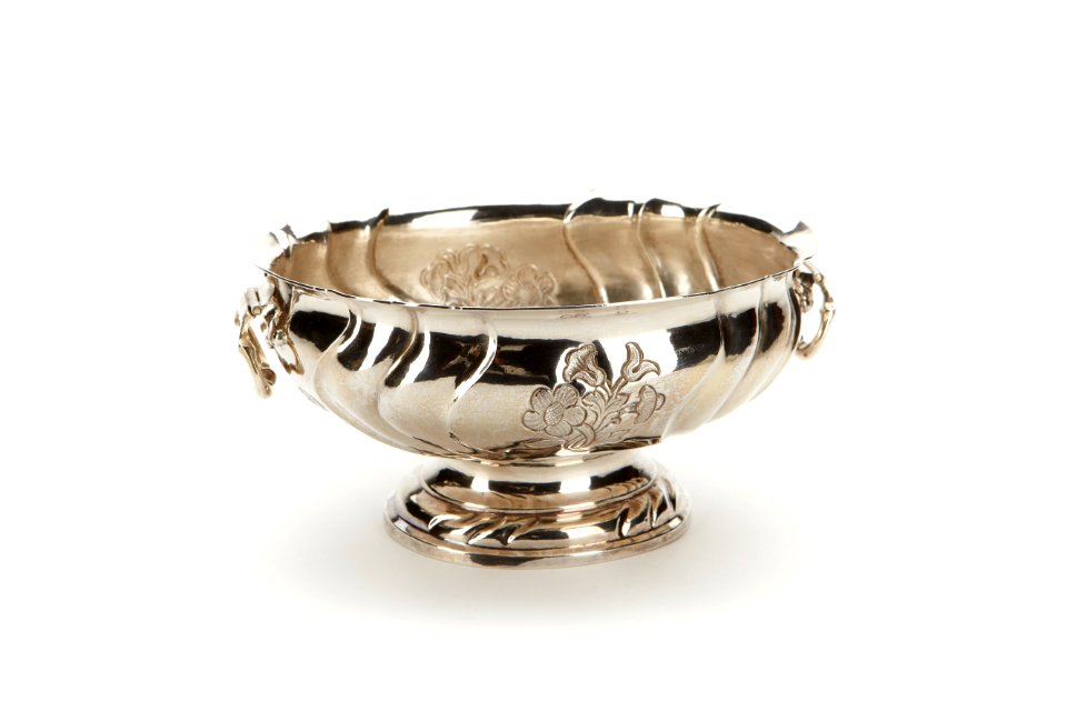 Oval dopskål av silver, godronnerad med två gjutna handtag och fot - Skoklosters slott - 91929