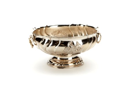 Oval dopskål av silver, godronnerad med två gjutna handtag och fot - Skoklosters slott - 91929 photo