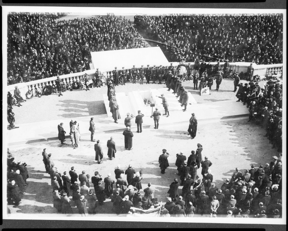 Overhead view of ceremonies at the burial of the unknown soldier in Arlington National Cemetery LCCN2002697180