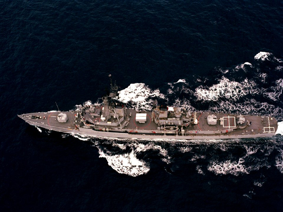 Overhead view of USS Buchanan (DDG-14) underway, in 1990 (6451491)