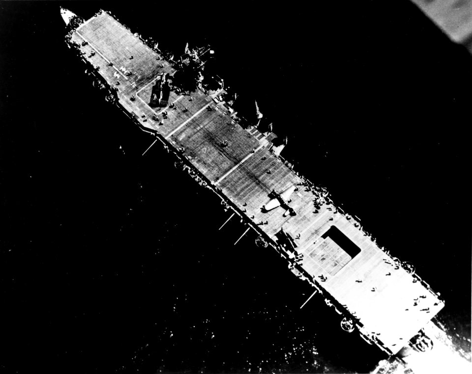 Overhead view of USS Cowpens (CV-25) underway on 25 June 1943 (NH 96205)