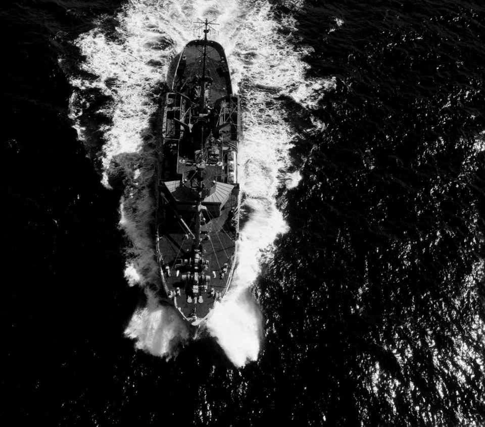 Overhead view of USS Safeguard (ARS-25) underway off the coast of Oahu, Hawaii, 12 January 1970 (USN 1142884)