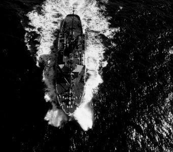Overhead view of USS Safeguard (ARS-25) underway off the coast of Oahu, Hawaii, 12 January 1970 (USN 1142884)