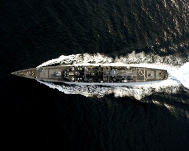 Overhead view of USS Truxtun (CGN-35) in January 1989