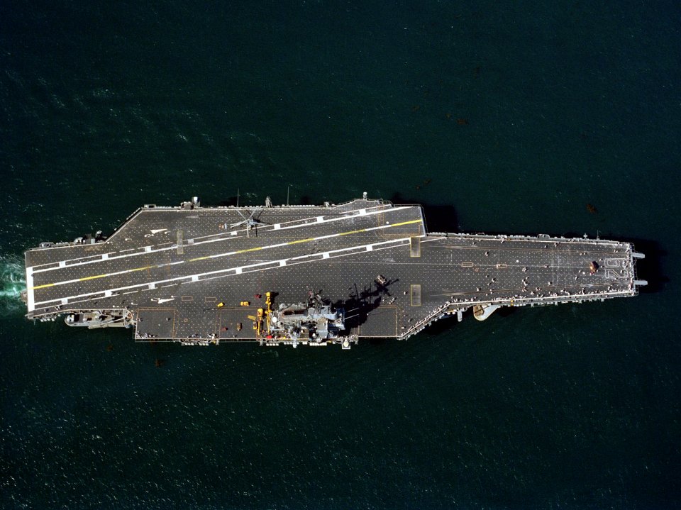 Overhead view USS Independence (CV-62) on 8 October 1988 (6441158)