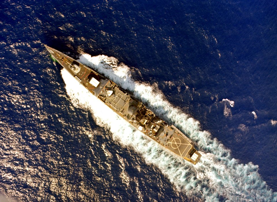 Overhead view of USS Francis Hammond (FF-1067) underway, November 1991 (DN-SC-92-04023)