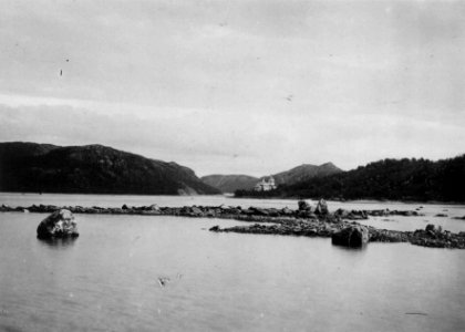 Oversiktsbilde med Boris Gleb kirke, Russland ved Pasvikelven, Sør-Varanger, Finnmark, ca. 1900 - Norsk folkemuseum - NF.09765-024