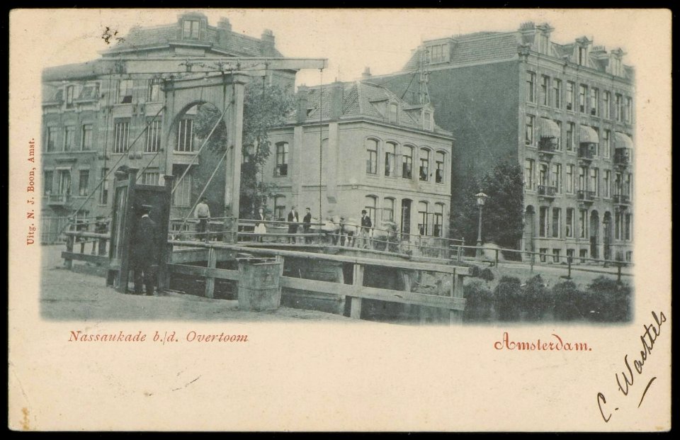 Overtoom (links) en Nassaukade (rechts). Met links voor een houten urinoir. Uitgave N.J. Boon, Amsterdam photo