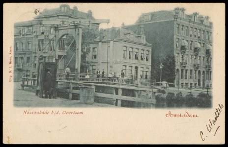 Overtoom (links) en Nassaukade (rechts). Met links voor een houten urinoir. Uitgave N.J. Boon, Amsterdam photo