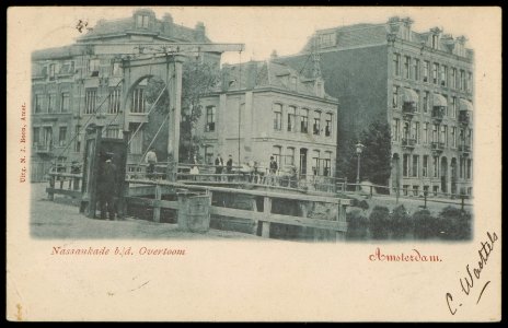 Overtoom (links) en Nassaukade (rechts). Met links voor een houten urinoir. Uitgave N.J. Boon, Amsterdam, Afb PBKD00031000014