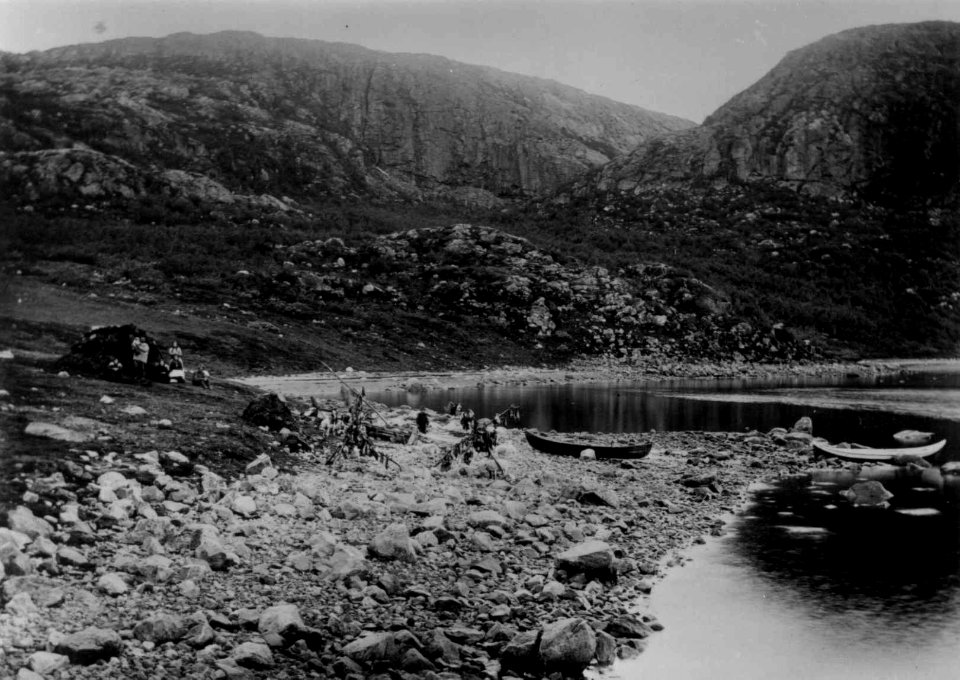 Oversiktsbilde over Ropelv med båter og leirplass - Norsk folkemuseum - NF.05063-029