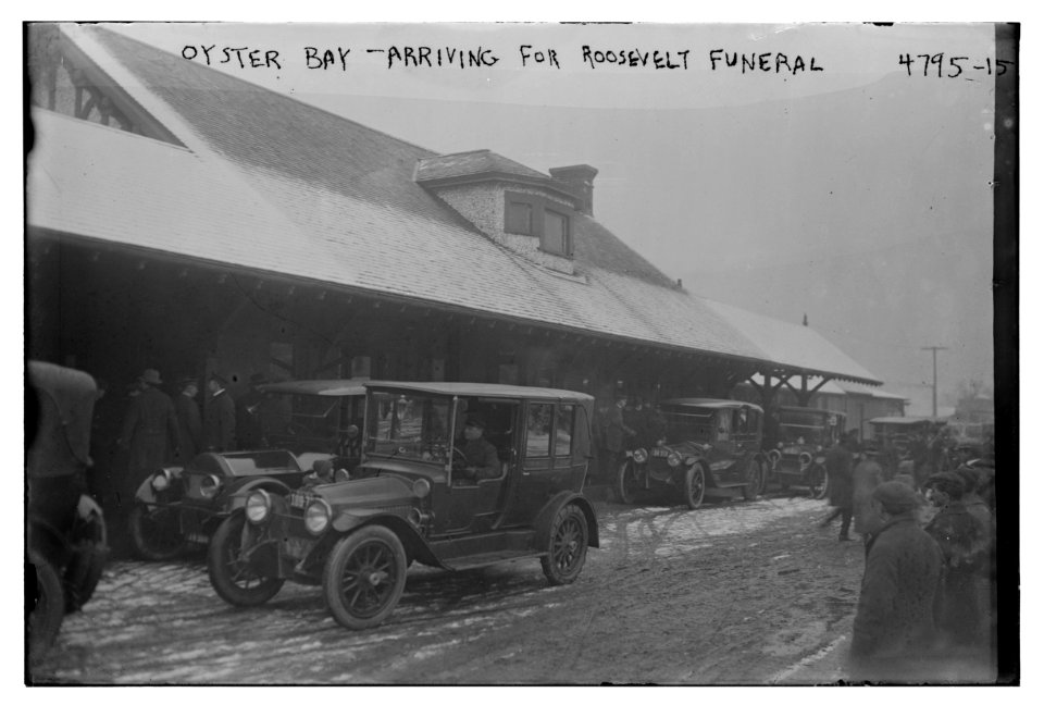 Oyster Bay - arriving for Roosevelt funeral LCCN2014708222