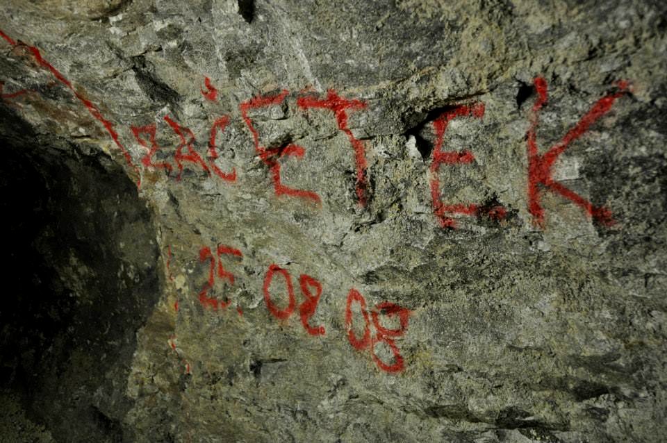 Oznaka, kjer so leta 2008 začeli odstranjevati prvo pregrado v Barbara rovu