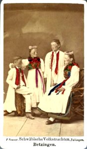 P Sinner - Schwäbische Volkstrachten. Vier-Personen-Familie aus Betzingen (Sammelbild ca1867)