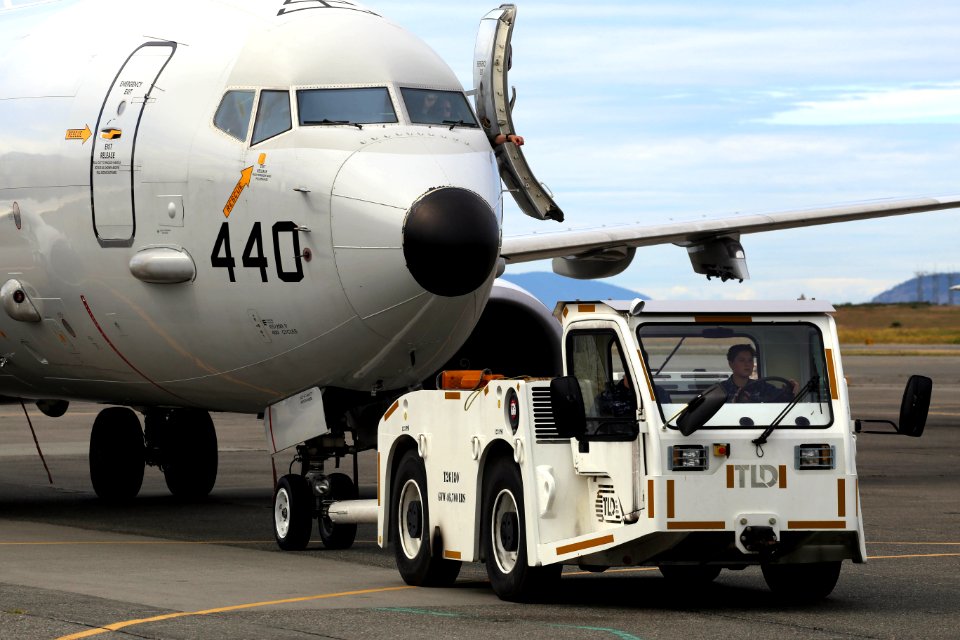 P-8 TOWEX 160622-N-DC740-068