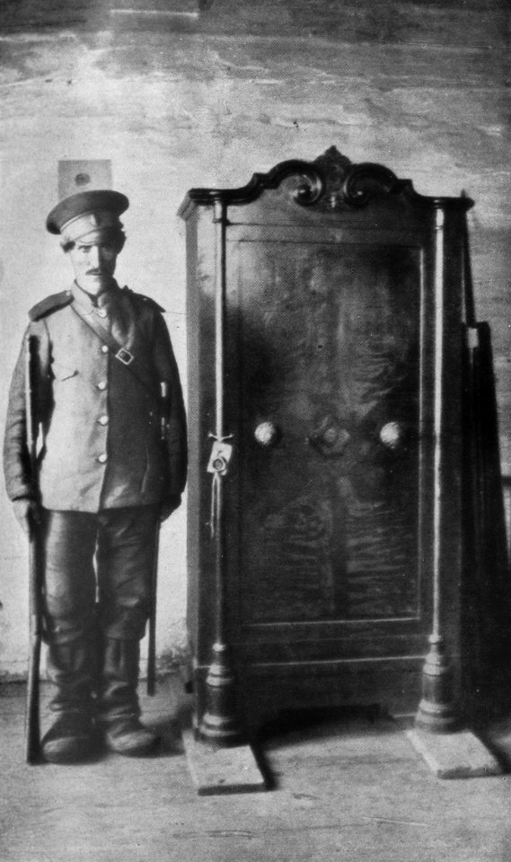 P209a Cossack guarding the government's money