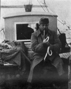 P270b The captain of the Omul eating the raw spinal cord of the sturgeon