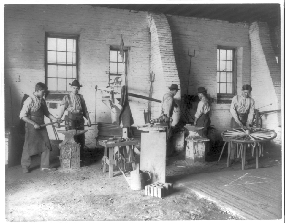 Pa. - Carlisle Indian School - student wheelwrights working in shop LCCN2006688477