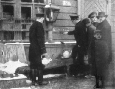 P476a Railway passengers fetching hot water for tea at Siberian station