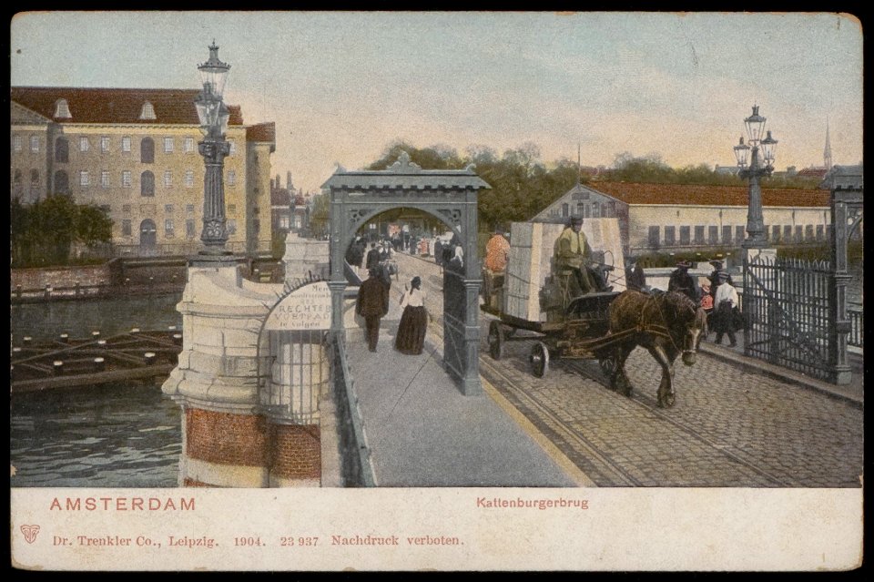 Paard en wagen op de Kattenburgerbrug met links het Oosterdok en rechts de Nieuwe Vaart. Op de achtergrond Land's Zeemagazijn op het Kattenburgerplein 1 Uitgave Dr. Trenkler Co, Afb PBKD00201000021