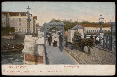 Paard en wagen op de Kattenburgerbrug met links het Oosterdok en rechts de Nieuwe Vaart. Op de achtergrond Land's Zeemagazijn op het Kattenburgerplein 1 Uitgave Dr. Trenkler Co, Afb PBKD00201000021