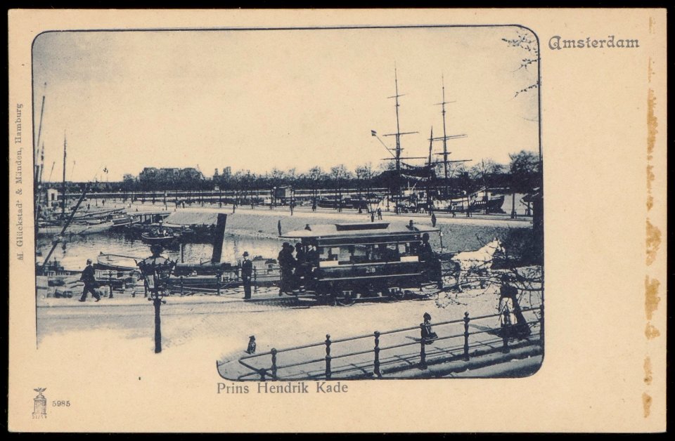 Paardentram op brug 300 tussen Prins Hendrikkade 107 en het Scheepvaarthuis op Prins Hendrikkade 108, Afb PBKD00196000025