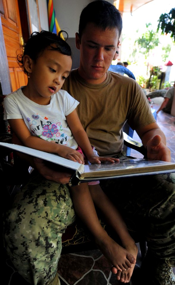 Pacific Partnership 2012 120609-N-GI544-027