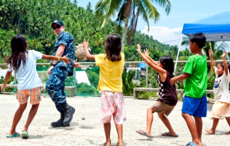 Pacific Partnership 2012 in Philippines 120623-N-GL340-079