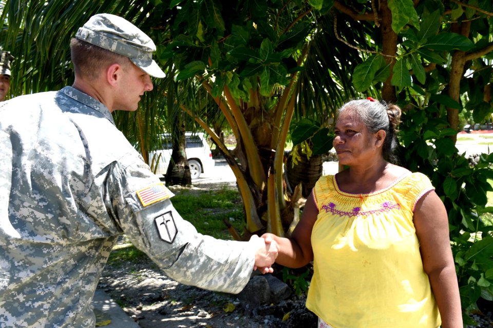 Pacific Partnership 2015 advanced team arrives in Kiribati 150523-N-HY254-029
